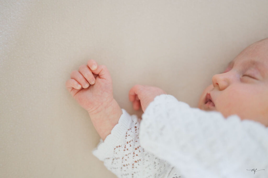 séance photo naissance bébé lifestyle en Normandie près de Beuzeville