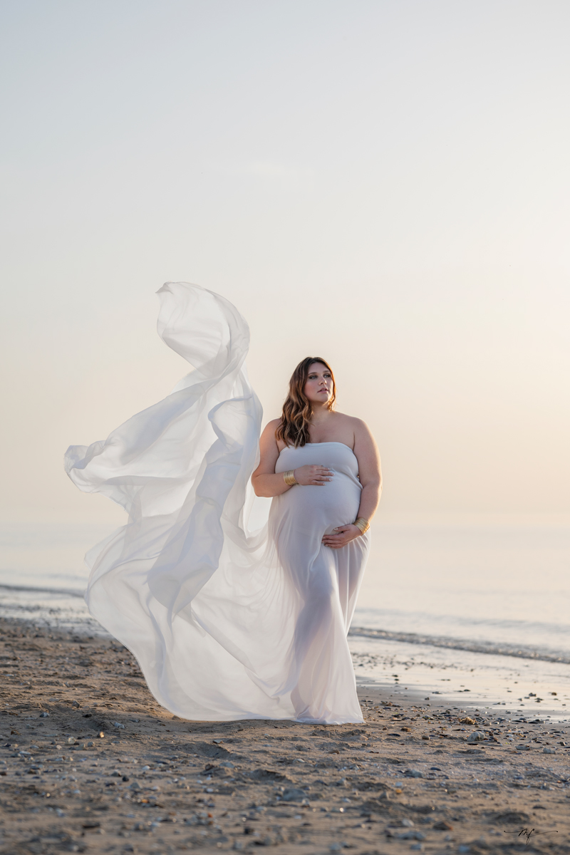 Portrait future maman réalisé en extérieur à la plage en Normandie