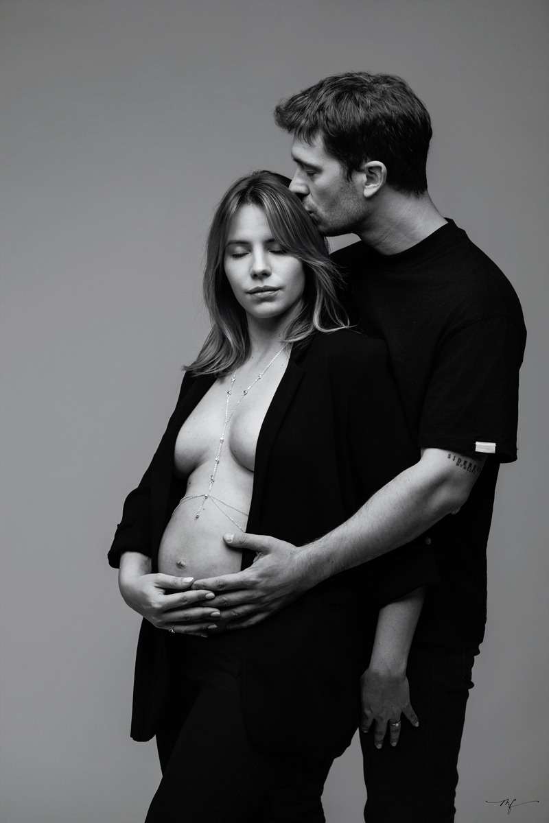 Couple attendant un bébé lors d'une séance photo grossesse en Normandie