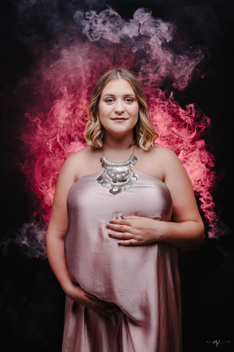 Portrait artistique de future maman réalisé dans mon studio photo à Beuzeville avec effet fumée