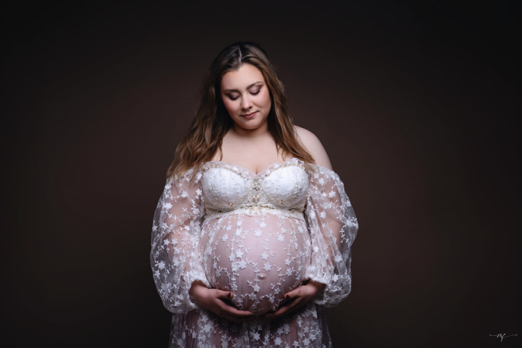 Portrait future maman réalisé dans mon studio photo à Beuzeville
