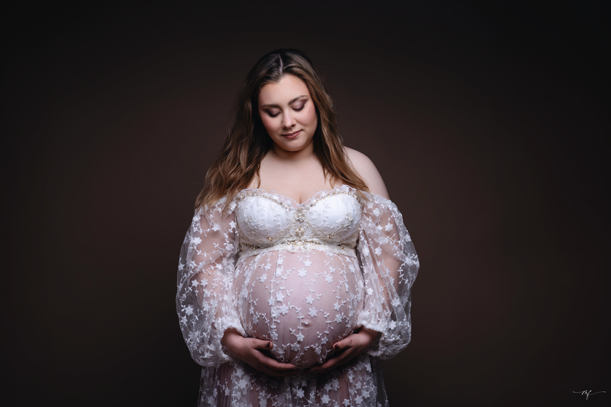 Portrait future maman réalisé dans mon studio photo à Beuzeville