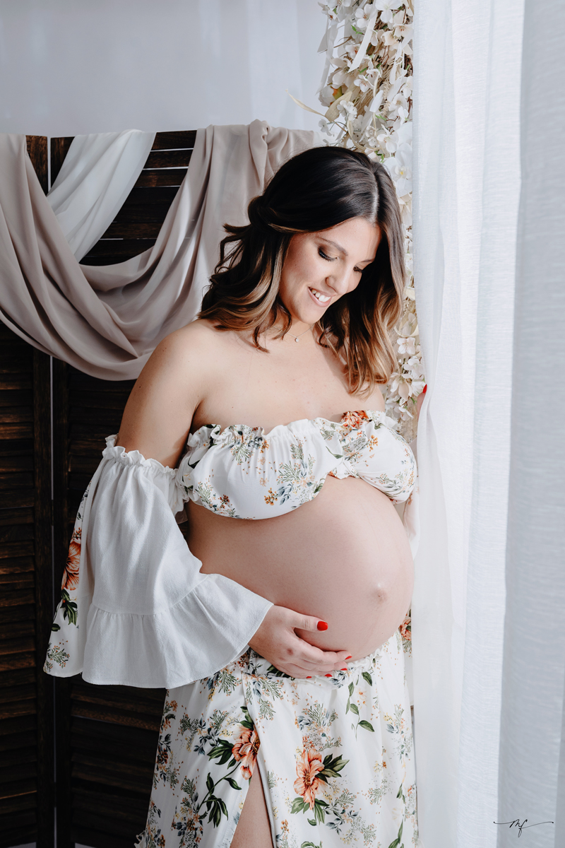 Portrait style lifestyle d'une future maman réalisé dans mon studio photo à Beuzeville