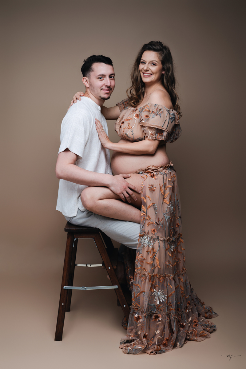 Papa et maman lors d'une séance grossesse en studio à Beuzeville